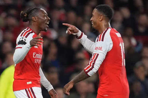Arsenal thắng trận thứ 14 liên tiếp ở vòng bảng Champions League