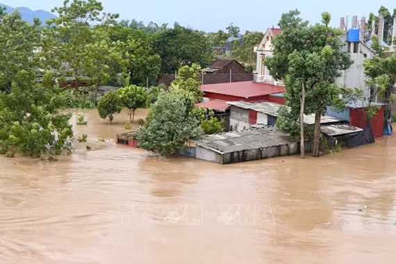 Bão số 4 và mưa lũ làm 3 người chết và nhiều thiệt hại nghiêm trọng tại các địa phương