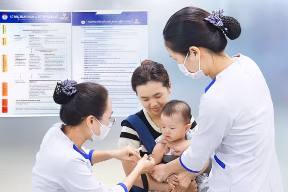 Phụ huynh quan tâm vắc xin phòng bệnh tay chân miệng