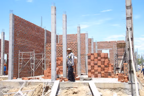 Dựng nhà mới, rời vùng sạt lở