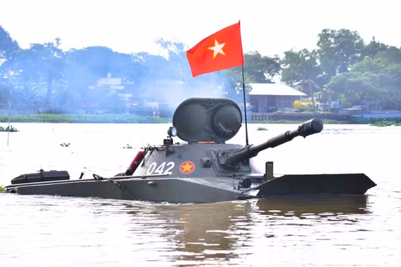 Xe tăng PT-76: Bơi qua sông từ Bắc vào Nam, chiến thắng trận đầu Làng Vây
