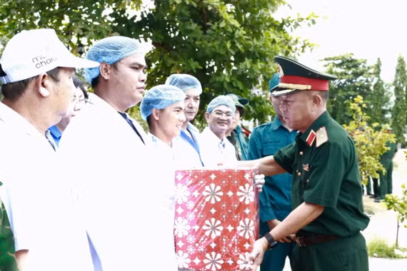 Phó Tư lệnh Quân khu 5 thăm, động viên lực lượng thực hiện Chiến dịch 500 ngày đêm.