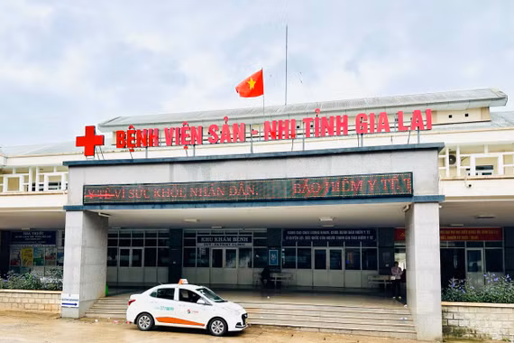 Bệnh nhi được đưa đến Bệnh viện Sản-Nhi Gia Lai. Qua thăm khám, bác sĩ chẩn đoán bệnh nhi mắc bệnh dại. Ảnh: Như Nguyện