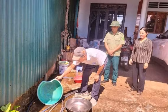 Cán bộ Trung tâm Kiểm soát bệnh tật Gia Lai hướng dẫn người dân các biện pháp phòng, chống SXH. Ảnh: ĐVCC
