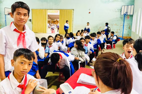 Trạm Y tế phường Hội Phú phối hợp với các trường học triển khai khám sức khỏe định kỳ cho học sinh. Ảnh: Như Nguyện