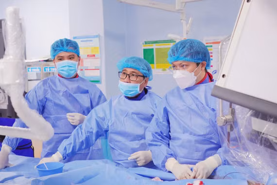Ê kíp bác sĩ Đại học Y Dược TP. Hồ Chí Minh và Bệnh viện Đại học Y Dược - Hoàng Anh Gia Lai phối hợp thực hiện ca can thiệp mạch thận.