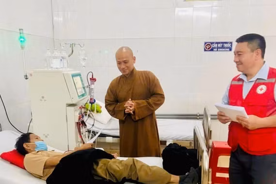 Đại diện Hội Chữ thập đỏ phường Pleiku và chùa Vạn Phật trao quà cho bệnh nhân khó khăn. Ảnh: Như Nguyện