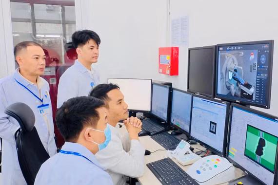 Đoàn bác sĩ Bệnh viện Chợ Rẫy chuyển giao kỹ thuật xạ trị cho Bệnh viện Đa khoa Gia Lai. Ảnh: Như Nguyện