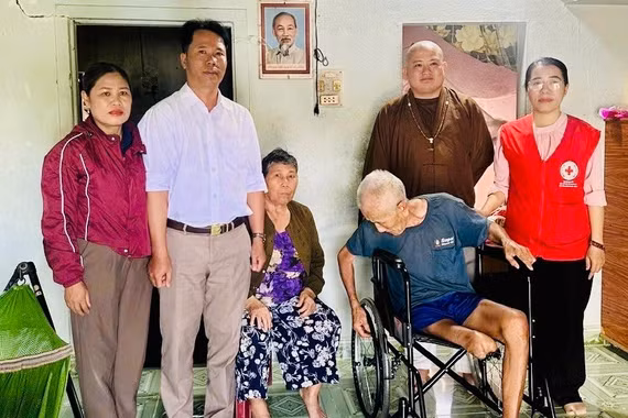 Hội Chữ thập đỏ xã Kông Bơ La trao tặng xe lăn đến các hộ nghèo, gia đình chính sách. Ảnh: Thúy An