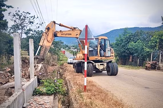 Người dân xã Tơ Tung tự nguyện bàn giao mặt bằng thi công đường giao thông