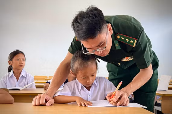 Chiến sĩ Đồn Biên phòng Ia Púch dạy học cho các em học sinh vùng biên giới