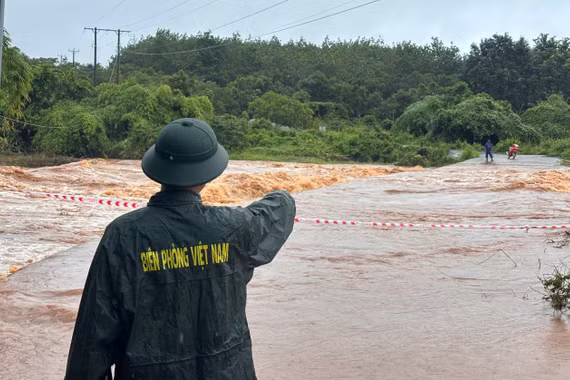 Đồn Biên phòng Ia Púch lập chốt cảnh báo nguy hiểm tại ngầm tràn bị ngập