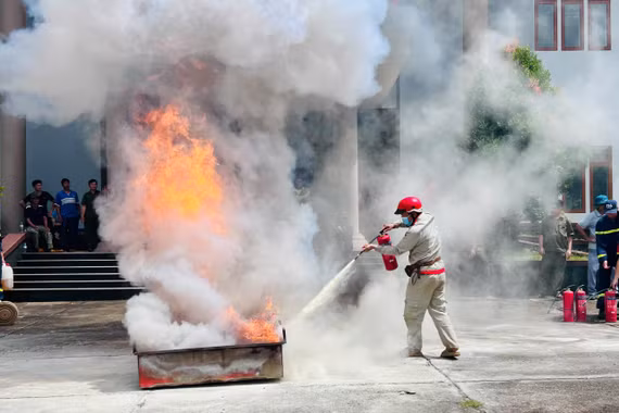 Huấn luyện nghiệp vụ phòng cháy chữa cháy và CNCH tại xã Đức Cơ.