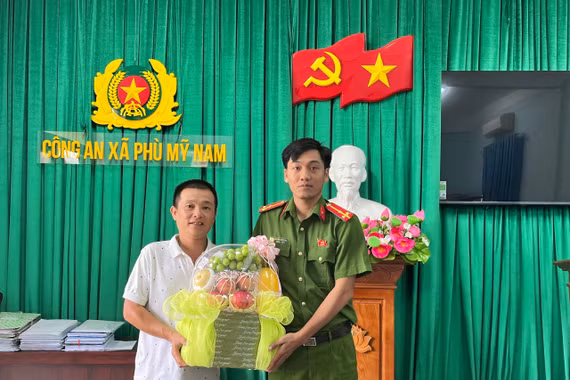 Gia đình bà Kim cảm ơn Công an xã Phù Mỹ Nam và các đơn vị tham gia giúp đỡ tìm người thân. Ảnh: Quốc Khánh