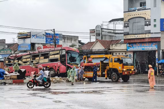 Xe khách giường nằm biến dạng sau va chạm ở ngã tư Gò Găng trên quốc lộ 1 qua phường An Nhơn Bắc, Gia Lai.