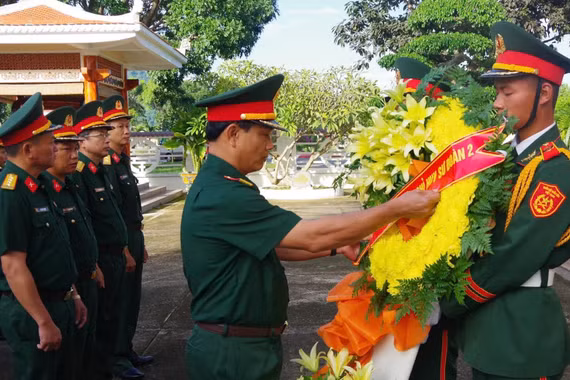 Sư đoàn 2 dâng hương tưởng nhớ các thế hệ đi trước