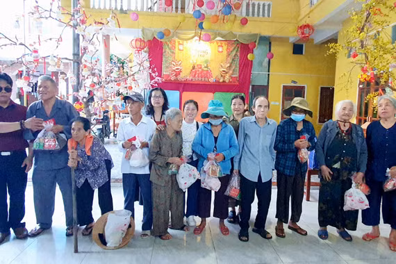Đại diện các tổ chức, cá nhân trao quà cho các trường hợp có hoàn cảnh khó khăn