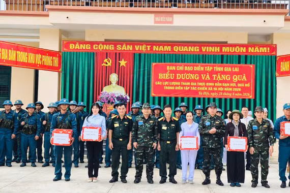 Ban Chỉ đạo diễn tập tỉnh biểu dương, tặng quà các lực lượng tham gia thực binh. Ảnh: N.T