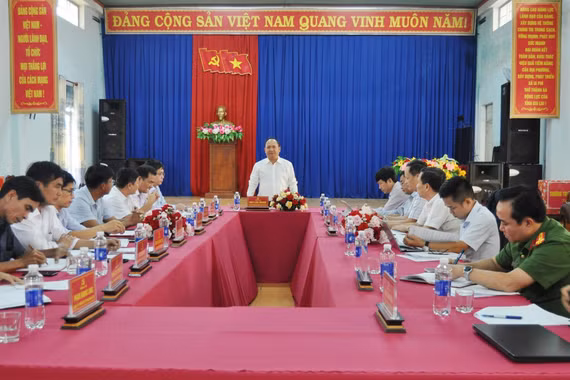 Phó Bí thư Thường trực Tỉnh ủy, Chủ tịch HĐND tỉnh Rah Lan Chung làm việc với Ban Thường vụ Đảng ủy xã Ia Phí