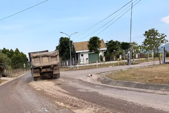 Tạm dừng lưu thông ô tô để sửa chữa đoạn đường qua đập dâng Văn Phong (thuộc 2 xã Bình An, Bình Phú, tỉnh Gia Lai).
