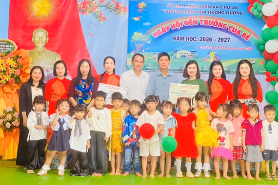 Trao 55 bộ bàn ghế mầm non và học bổng cho học sinh 