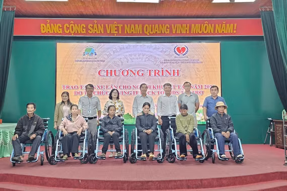 Tặng 40 chiếc xe lăn cho người khuyết tật tại 4 xã phía Tây Gia Lai