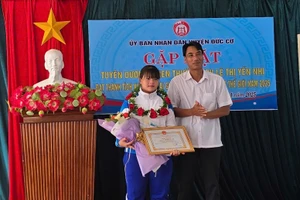 Võ sĩ Kickboxing Lê Thị Yến Nhi được huyện Đức Cơ khen thưởng