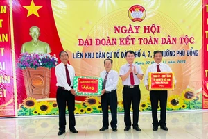 Bí thư Thành ủy Pleiku Trịnh Duy Thuân dự Ngày hội Đại đoàn kết tại phường Phù Đổng