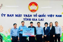 Đại diện VietinBank Chi nhánh KCN Phú Tài trao tặng 2 tỷ đồng hỗ trợ tỉnh Gia Lai khắc phục hậu quả thiên tai. 