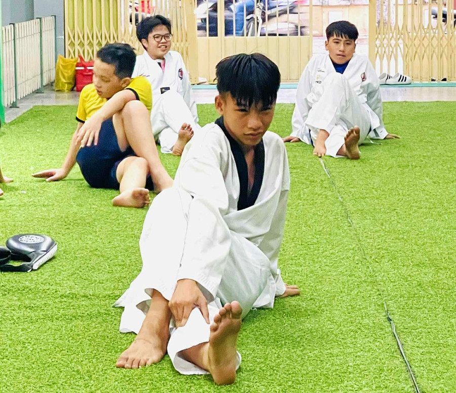 Võ sinh Từ Bảo Lâm (phía trước) tập luyện cùng đồng đội tại CLB Taekwondo Đại Bảo. Ảnh: Đồng Lai tu-bao-lam-phia-truoc-trong-mot-buoi-tap-luyen-cung-dong-doi-tai-clb-taekwondo-dai-bao-anh-dong-lai.jpg