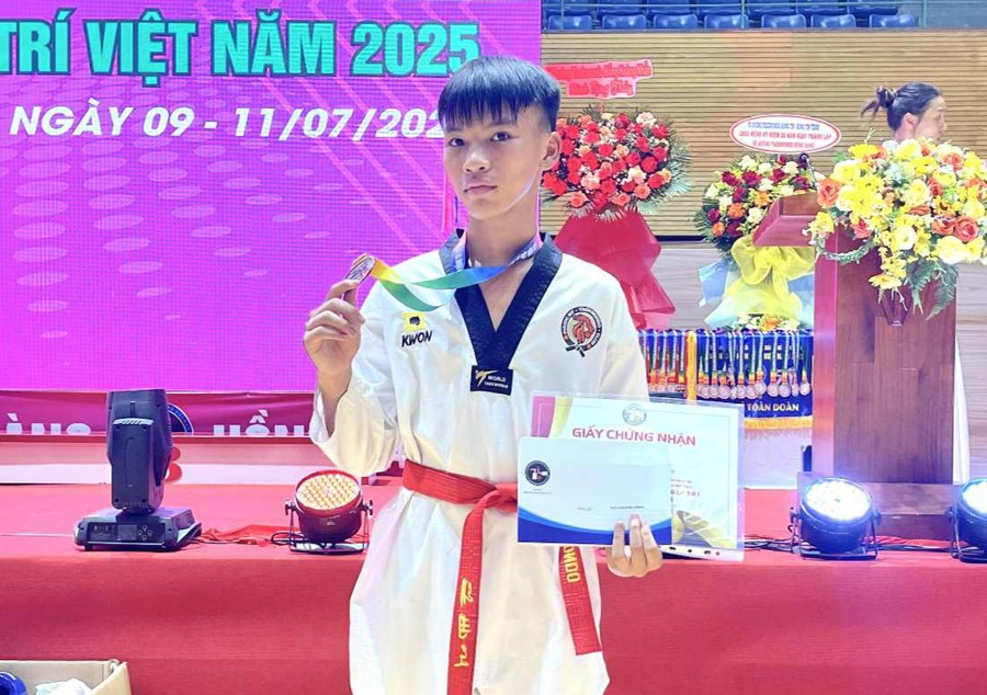 Em Từ Bảo Lâm đạt Huy chương đồng tại Giải Taekwondo Hệ thống Hồng Bàng mở rộng lần thứ 7-Cúp Hồng Trí Việt. Ảnh: NVCC em-tu-bao-lam-huy-chuong-dong-tai-giai-taekwondo-he-thong-hong-bang-mo-rong-lan-thu-7-cup-hong-tri-viet-anh-nvcc.jpg
