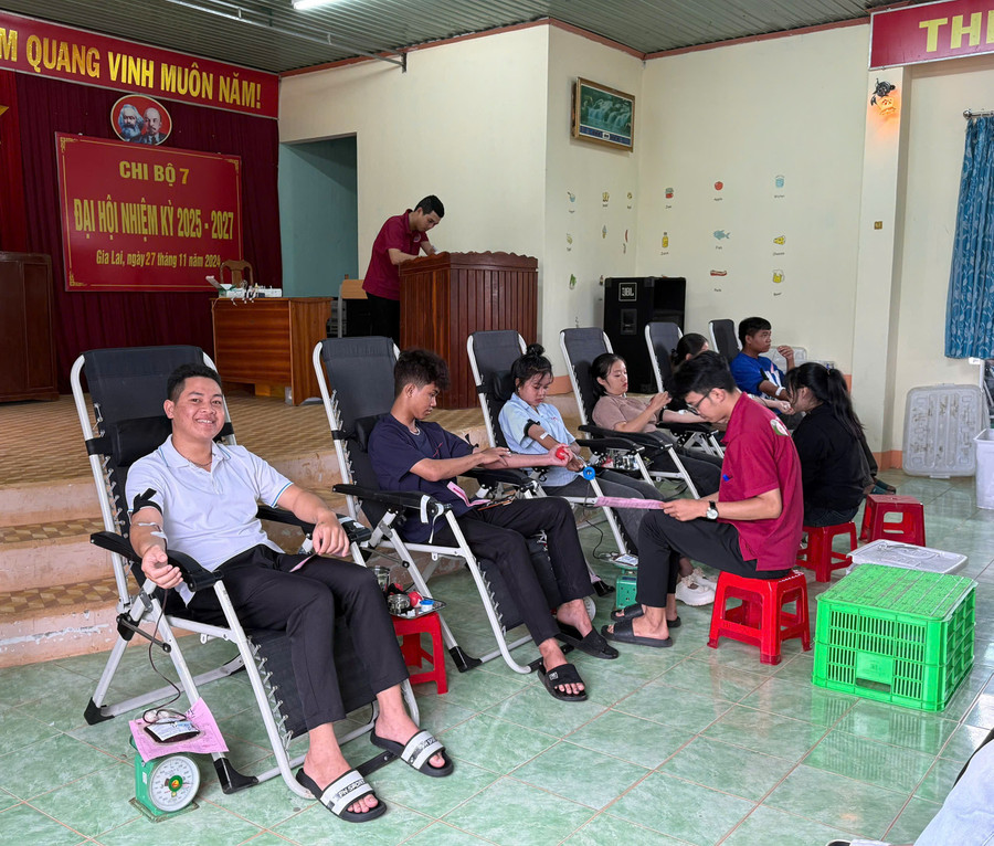 Cán bộ, công chức, viên chức, sinh viên Trường Cao đẳng Gia Lai tham gia hiến máu tình nguyện. Ảnh: Minh Thư z7051864685749-c339415e8a2122a29a03ca22e583cba7.jpg