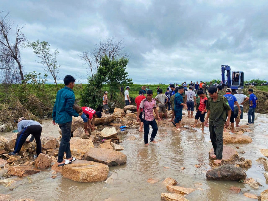 Lực lượng chức năng và người dân xã Ia Pa chung tay khắc phục tạm thời ngầm tràn Mơ Nang 2 sau khi bị lũ cuốn trôi hàng chục mét bê tông, đá gia cố. Ảnh: ĐVCC img-20250926-104850.jpg