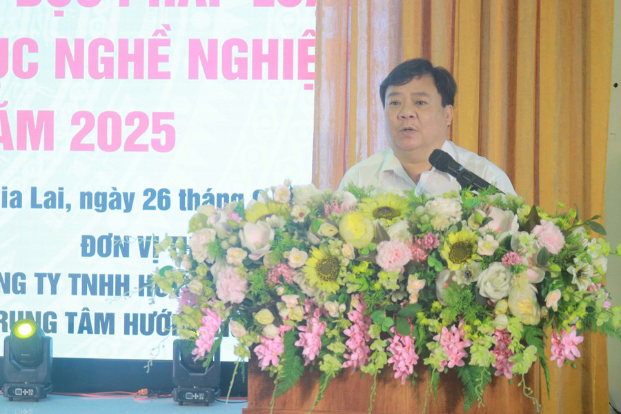 Ông Đặng Văn Phụng-Phó Giám đốc Sở Giáo dục và Đào tạo tỉnh Gia Lai phát biểu tại Hội nghị. Ảnh: Đồng Lai z7052091218738-6b2e014bb01e61de067fe40eecab453e.jpg