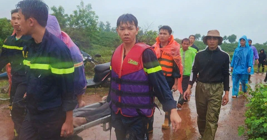 Lực lượng cứu nạn cứu hộ tìm thấy và đưa thi thể nạn nhân lên bờ sáng 1-9. Ảnh: ĐVCC 1756708777139.jpg