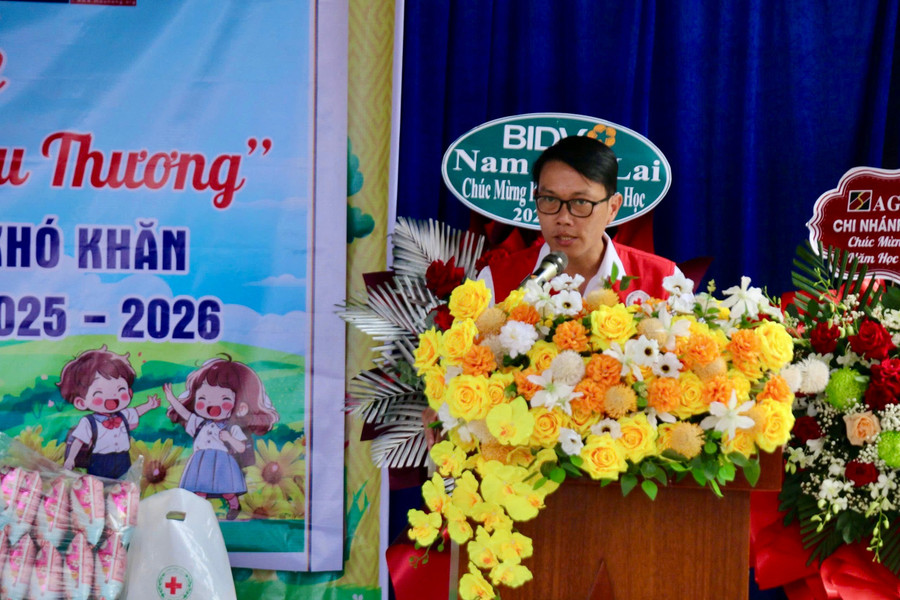Ông Nguyễn Chí Cẩn-Phó Chủ tịch Hội Chữ thập đỏ tỉnh Gia Lai phát biểu tại chương trình. Ảnh: Đồng Lai img-1819.jpg