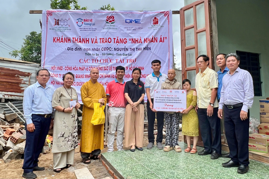 Trao “Nhà nhân ái” cho gia đình chị Nguyễn Thị Thu Hiền (thôn Ia Sa, xã Ia Hrú, tỉnh Gia Lai). Ảnh: Đồng Lai z6829499621790-bc1f39e295637bffe38d83e1aef1fe86.jpg