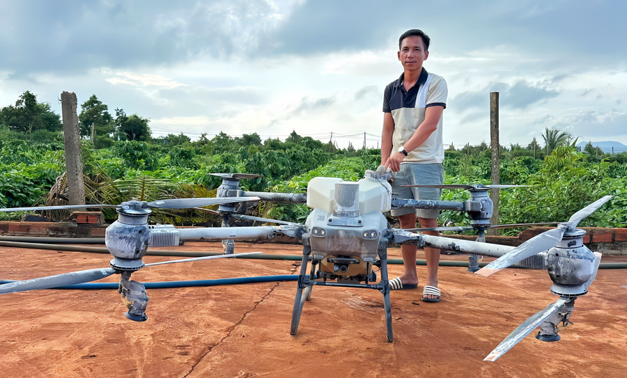 Mr. Tran Van Nghia (เกิดในปี 1990 กลุ่ม 10 ชุมชน Chu Se จังหวัด Gia Lai) กับโดรน DJI T50 ภาพถ่าย: “Dong Lai” quality-restoration-20250726142737614.jpg