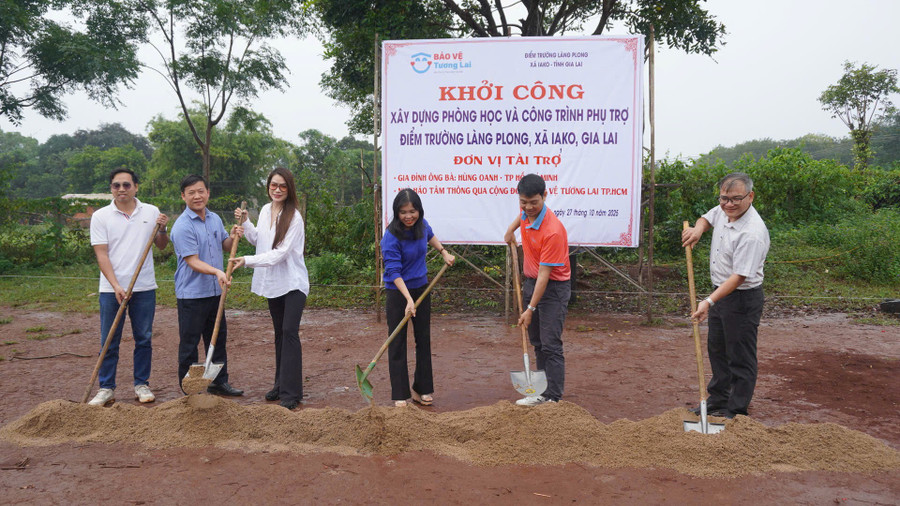 Các đại biểu động thổ khởi công xây dựng phòng học và công trình phụ tại điểm trường làng Plong. Ảnh: Đồng Lai z7160080362657-3432eb9b116dbb8d7314ec30cc08149d.jpg