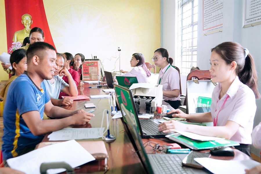 Phòng Giao dịch Ngân hàng Chính sách Xã hội huyện Chư Pưh Giải ngân hơn 700 triệu đồng hỗ trợ hộ nghèo và đối tượng chính sách. Ảnh: Đức Thụy z6594707934390-13933952b0ec64ba38fe5153a883545a.jpg