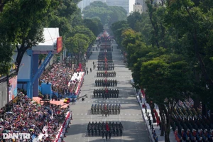 TRỰC TIẾP: Lễ kỷ niệm, diễu binh, diễu hành 50 năm Ngày Giải phóng miền Nam, thống nhất đất nước