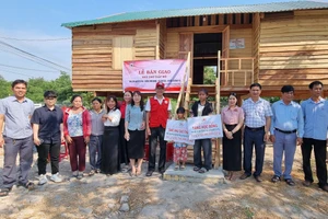 Bàn giao nhà “Chữ thập đỏ” cho học sinh khó khăn tại huyện Krông Pa