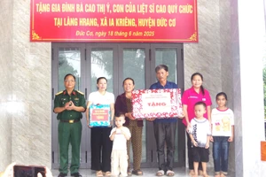 Đại tá Lê Kim Giàu trao nhà tình nghĩa cho gia đình chính sách tại huyện Đức Cơ