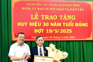 Trao Huy hiệu 30 năm tuổi Đảng cho nguyên Trưởng ban Tuyên giáo Tỉnh ủy Gia Lai Huỳnh Thế Mạnh 