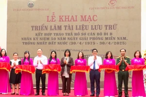 Gia Lai: Triển lãm tài liệu lưu trữ kết hợp trao trả hồ sơ cán bộ đi B
