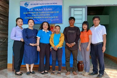 Trao tặng “Mái ấm tình thương” cho phụ nữ nghèo vùng biên giới Gia Lai 
