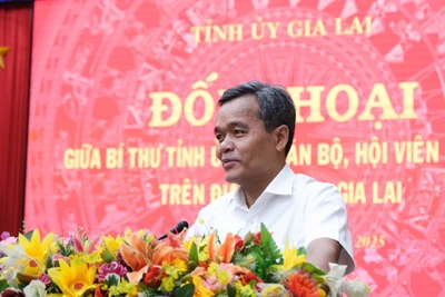 Bí thư Tỉnh ủy Gia Lai Hồ Văn Niên đối thoại với phụ nữ 