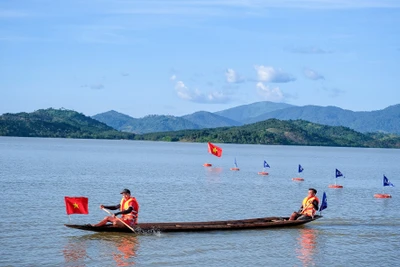 Hấp dẫn hội đua thuyền độc mộc trên sông Pô Cô