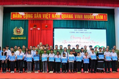 Tặng 28 sổ tiết kiệm cho con đỡ đầu, con nuôi Công an tỉnh Gia Lai