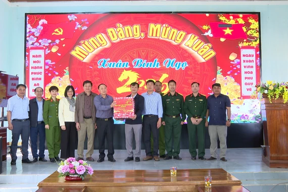 Bí thư Tỉnh ủy Thái Đại Ngọc thăm, chúc Tết tại xã Sơn Lang.